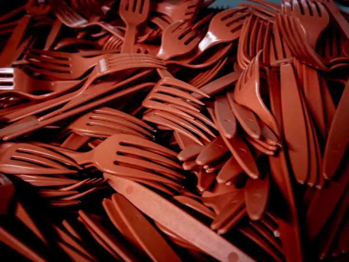 Cubiertos desechables rojos: tenedores, cucharas y cuchillos