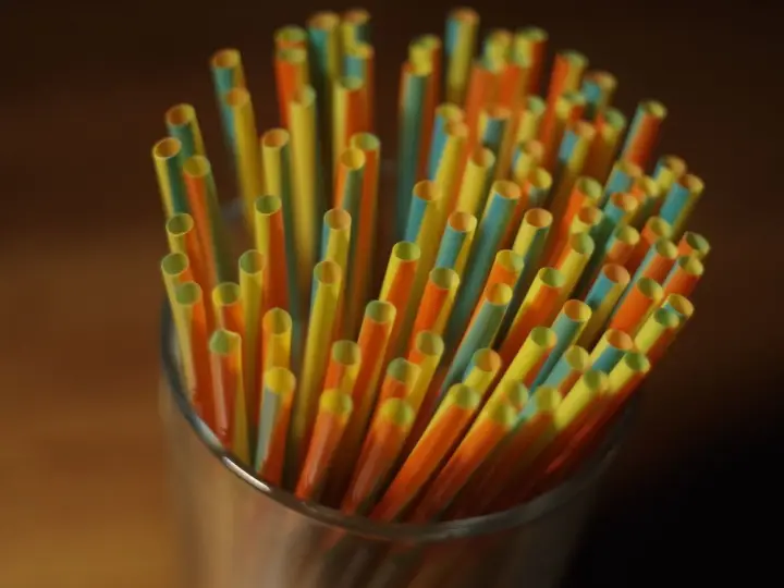 Pitillos de colores en un vaso